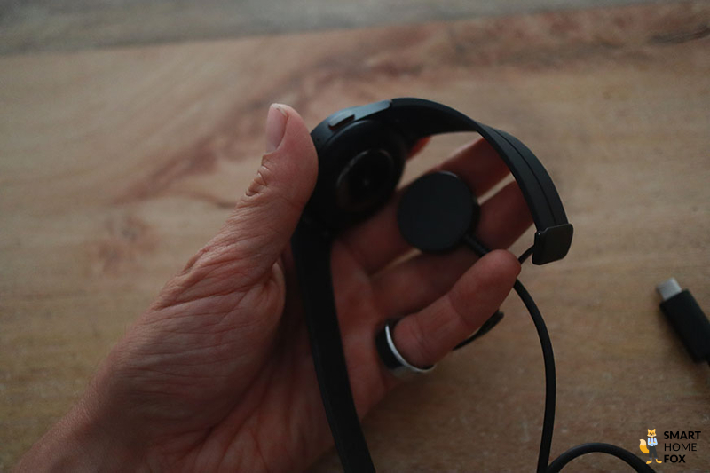 Man sieht das Ladegerät der Samsung Galaxy Watch 5 Pro.